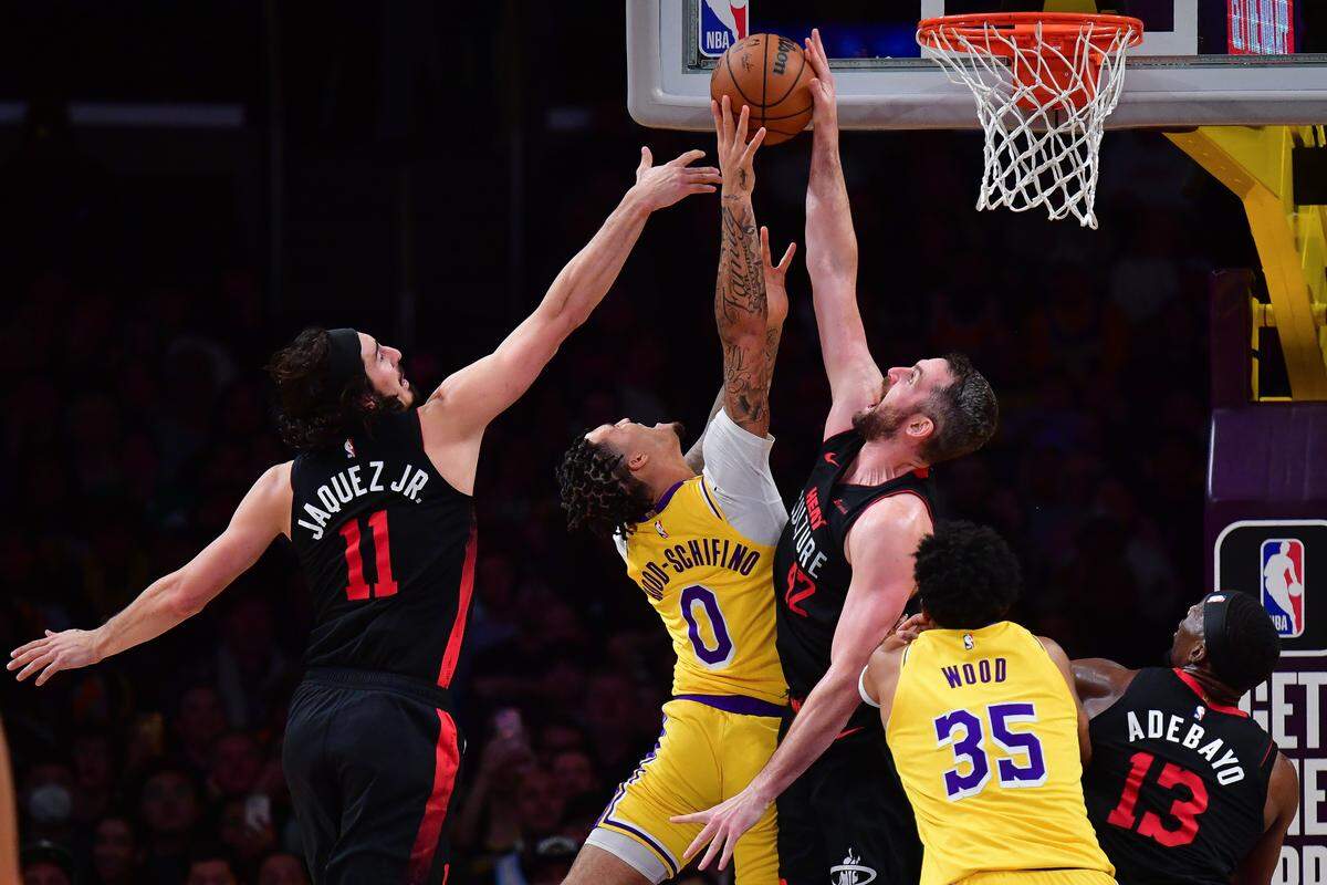 Los jugadores del Heat de Miami Jaime Jáquez Jr. (izq.) y Kevin Love (der.) bloquean un tiro de Jalen Hood-Schifino, de los Lakers, en el partido celebrado el 3 de enero de 2024 en Los Angeles.