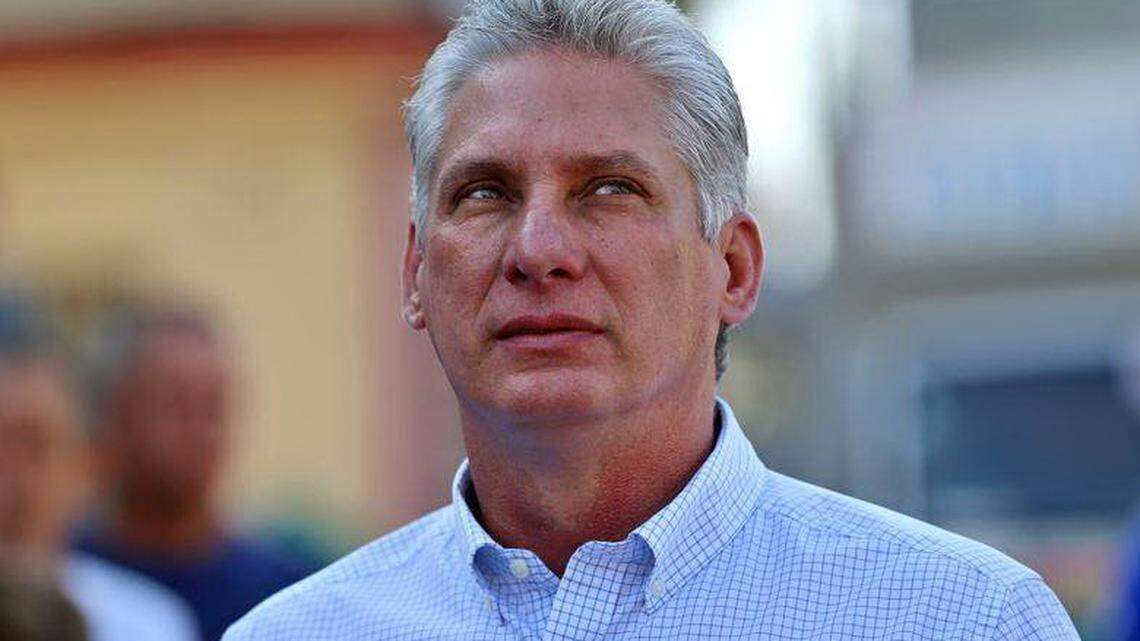 En esta foto de archivo tomada el 11 de marzo de 2018, el primer vicepresidente de Cuba, Miguel Díaz-Canel, hace cola en una mesa de votación en Santa Clara, Cuba, durante una elección para ratificar una nueva Asamblea Nacional.