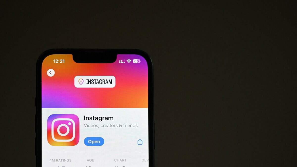 Una fotografía ilustrativa tomada el 17 de abril muestra la aplicación de Instagram en la App Store exhibida en la pantalla de un teléfono, en una vivienda residencial en Guildford, al sur de Londres.