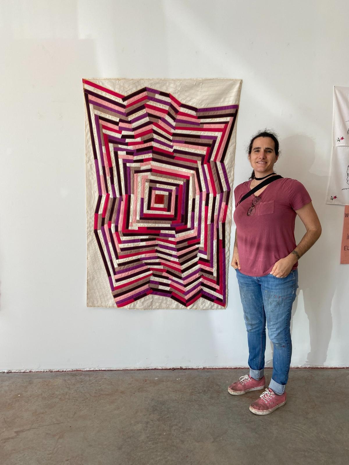 Regina Jestrow frente a su obra 'Suffrage Quilt', 2020,