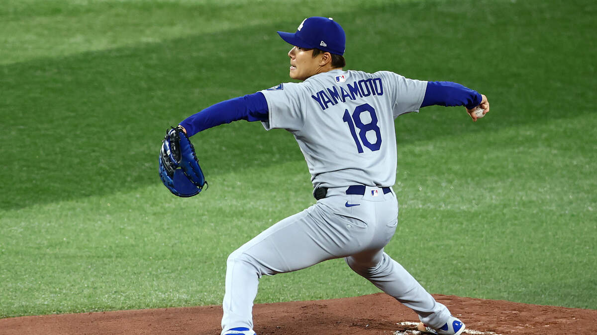 El abridor de los Dodgers Yoshinobu Yamamoto lanza contra los Azulejos en la primera entrada del sexto juego de la Serie Mundial celebrado el 31 de octubre de 2025 en el Rogers Center en Toronto, Canadá.