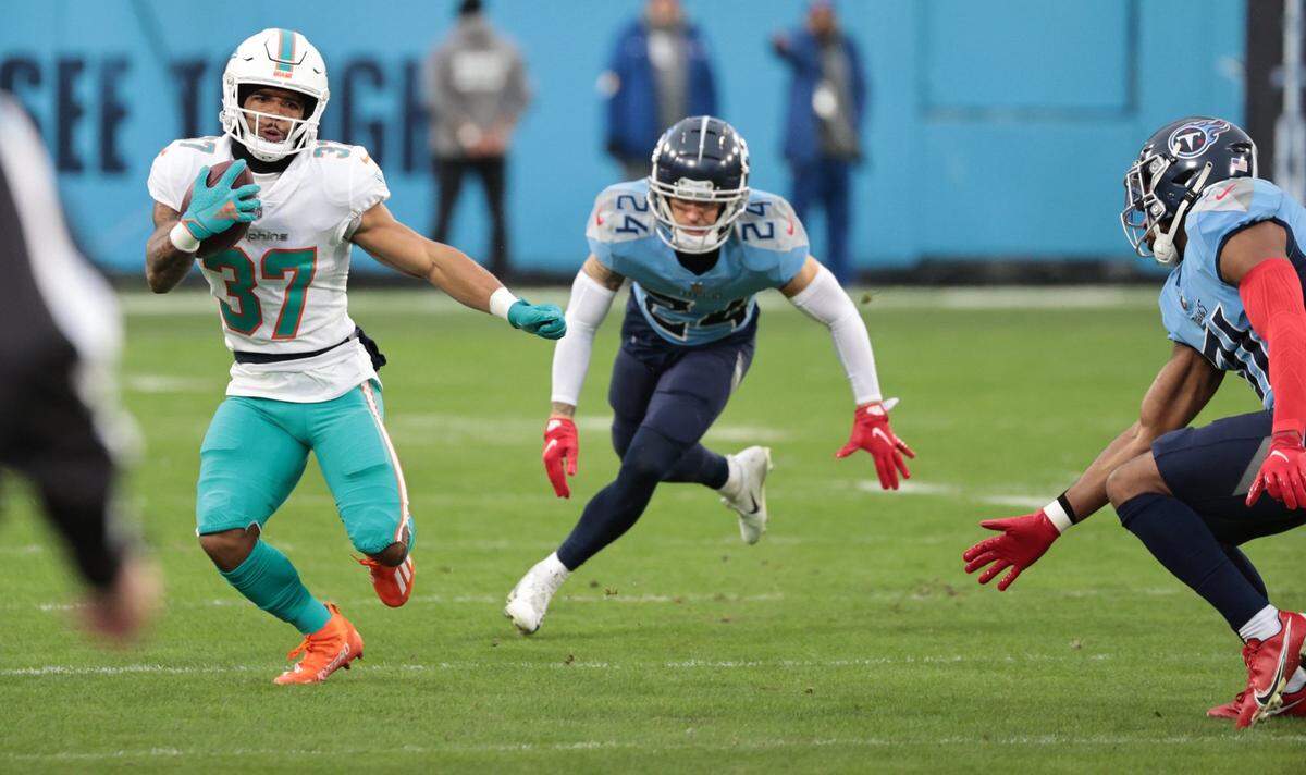 El running back Myles Gaskin (37) corre con el ovoide en el partido ante los Titans, celebrado el 2 de enero de 2022 en Nashville, Tennessee.