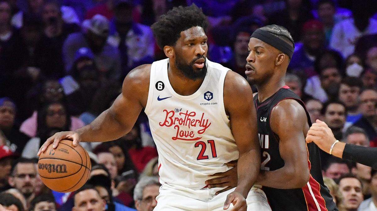 El jugador de los 76ers Joel Embiid trata de pasar la marca de Jimmy Butler, del Heat de Miami, en el partido celebrado el 6 de abril de 2023 en Filadelfia.