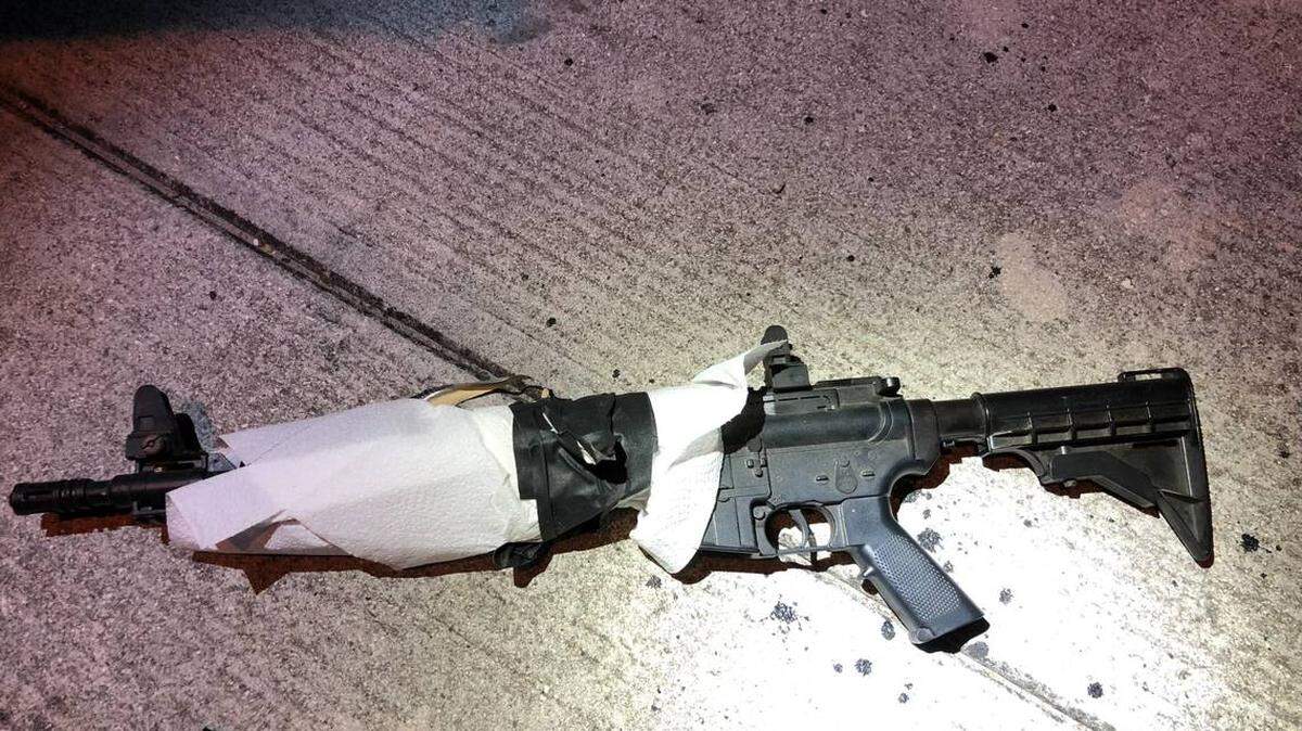 La policía recuperó un fusil con el que un hombre que llamó al 911 el 6 de junio de 2022 amenazaba con matar a alguien. Un agente le dio muerte.