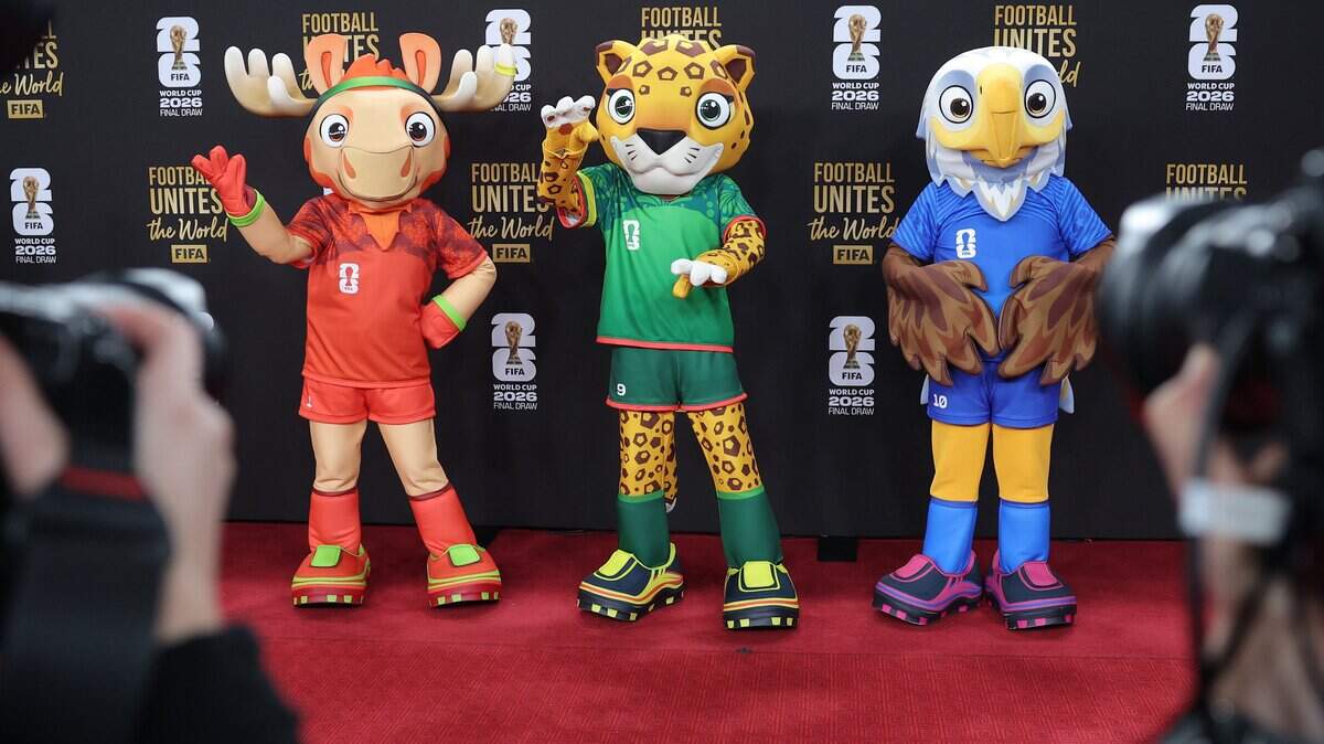 Las mascotas oficiales Maple the Moose de Canadá, Zayu the Jaguar de México y Clutch the Eagle de Estados Unidos posan en la alfombra roja antes del Sorteo Oficial del Mundial de la FIFA 2026 en el Centro John F. Kennedy para las Artes Escénicas el 5 de diciembre de 2025 en Washington, DC.