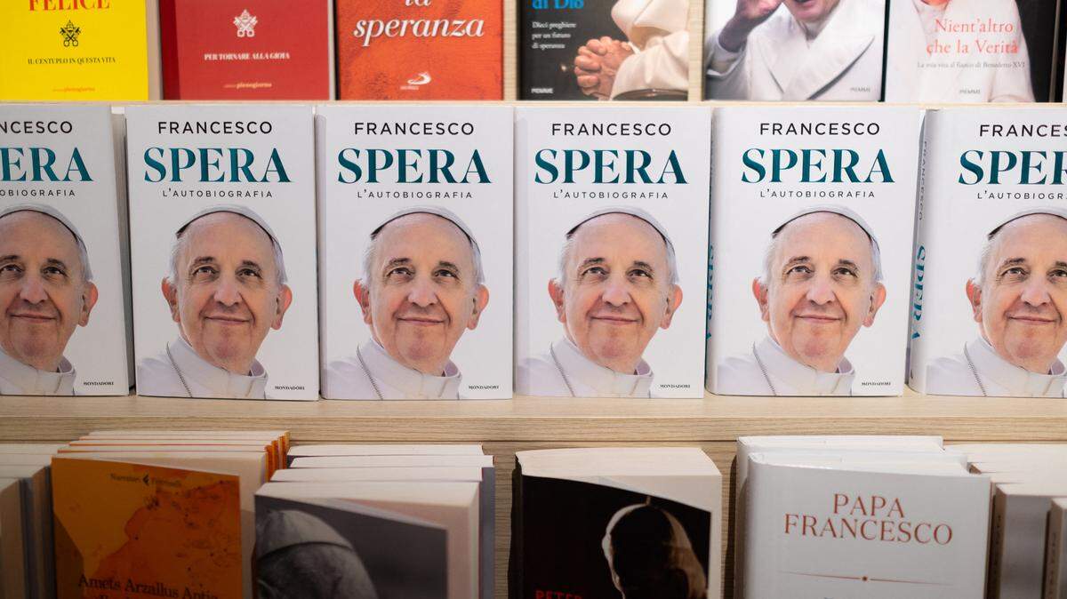 La autobiografía del papa Francisco, “Spera” (Esperanza)”, está a la venta en una librería el 15 de marzo de 2025, en Nápoles, Italia.