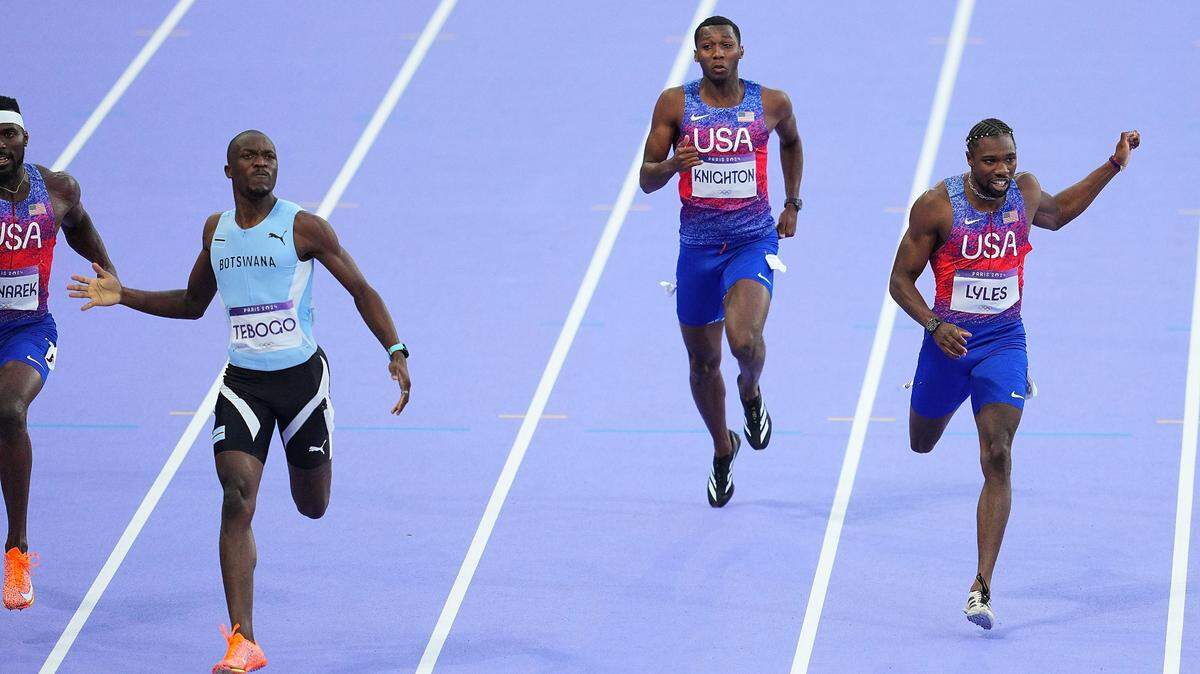  El bostwano Letsile Tebogo se proclamó campeón olímpico de 200 metros en el Estadio de Francia, en París, al ganar la final con 19.46, dieciséis centésimas menos que lo que registró el estadounidense Noah Lyles (der.), que fue tercero y no podrá emular con un triplete de oros al jamaicano Usain Bolt.