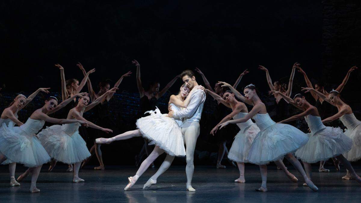 Dawn Atkins y Stanislav Olshanskyi, la noche del jueves 18 de abril en el Arsht Center de Miami, el debut de ambos en los papeles protagónicos de “El Lago de los Cisnes” de Alexei Ratmansky. 