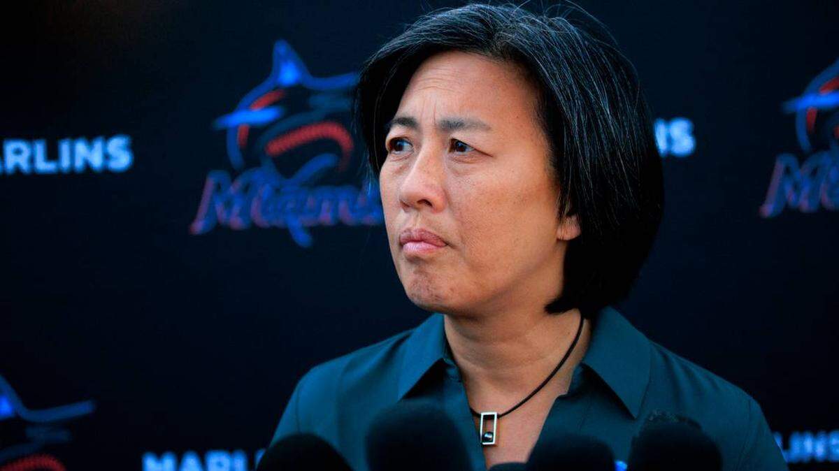 La gerente general de los Marlins de Miami, Kim Ng, habla con los medios de comunicación antes del primer entrenamiento de primavera de la escuadra completa en el estadio Roger Dean el lunes 14 de marzo de 2022 en Jupiter, FL.