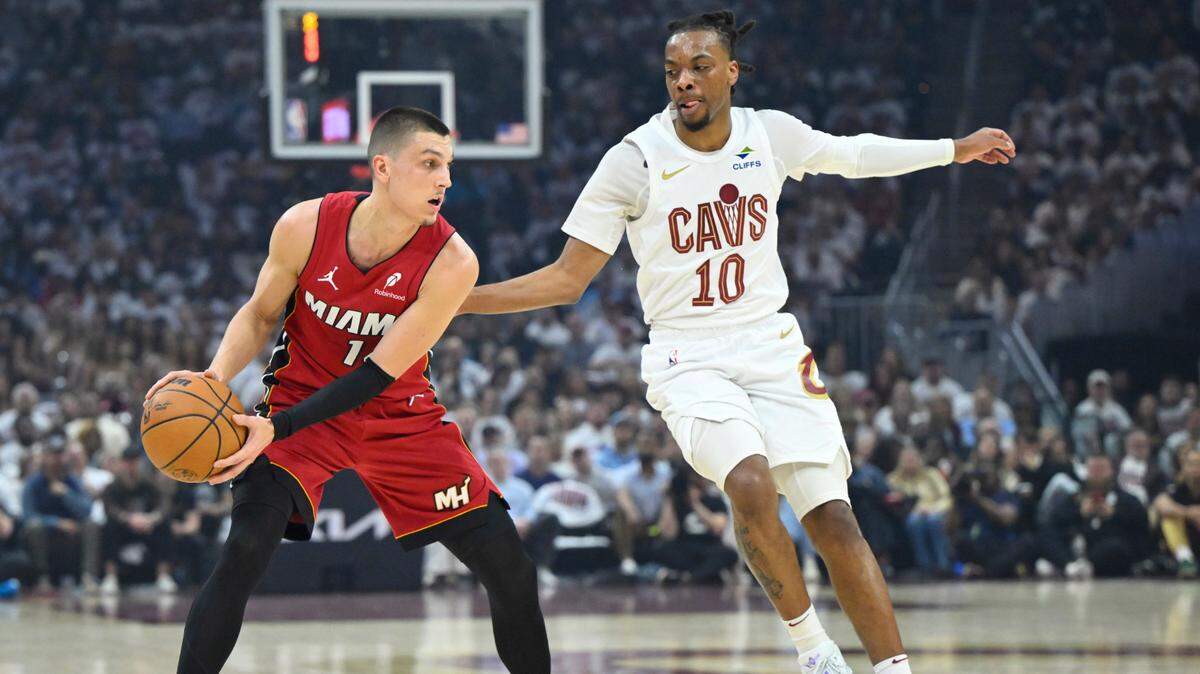 El jugador del Heat Tyler Herro (izq.) trata de pasar la marca de Darius Garland, de los Cavaliers, en el partido de playoffs celebrado el 20 de abril de 2025 en Cleveland.