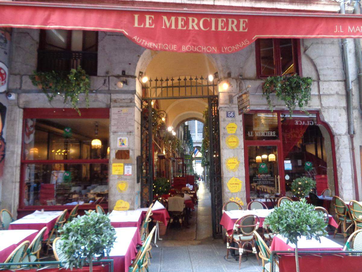Típico bouchon de Lyon. Estos son restaurantes de cocina tradicional en donde se pueden degustar especialidades locales.