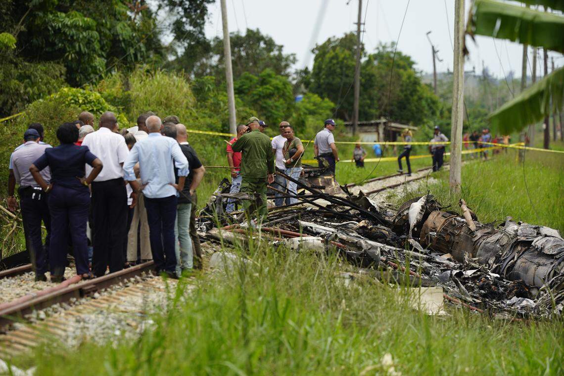 Trabajadores de rescate y búsqueda se encuentran en el sitio donde un avión cubano con más de 100 pasajeros a bordo cayó en picado en un campo justo después del despegue del aeropuerto internacional en La Habana, Cuba, el viernes 18 de mayo de 2018.