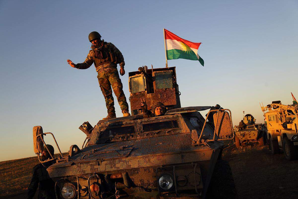 Soldados kurdos se preparan para luchar contra el Estado Islámico en Siria.
