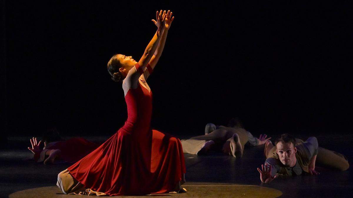 Los bailarines de Dance NOW! Miami (DNM) en “Anusim”, de Hannah Baumgarten y Diego Salterini. De izquierda a derecha: Isabelle Haas, Allyn Ginns Ayers (al centro), David Harris y Matthew Huefner. 