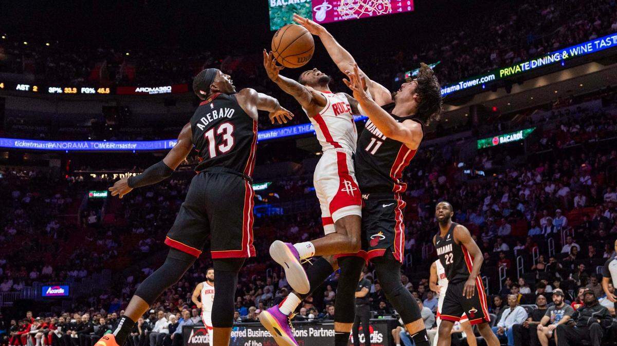 El jugador del Heat Jaime Jáquez Jr. (11) bloquea un tiro de Jalen Green, de los Rockets de Houston, en el partido celebrado el 21 de marzo de 2025 en Miami.