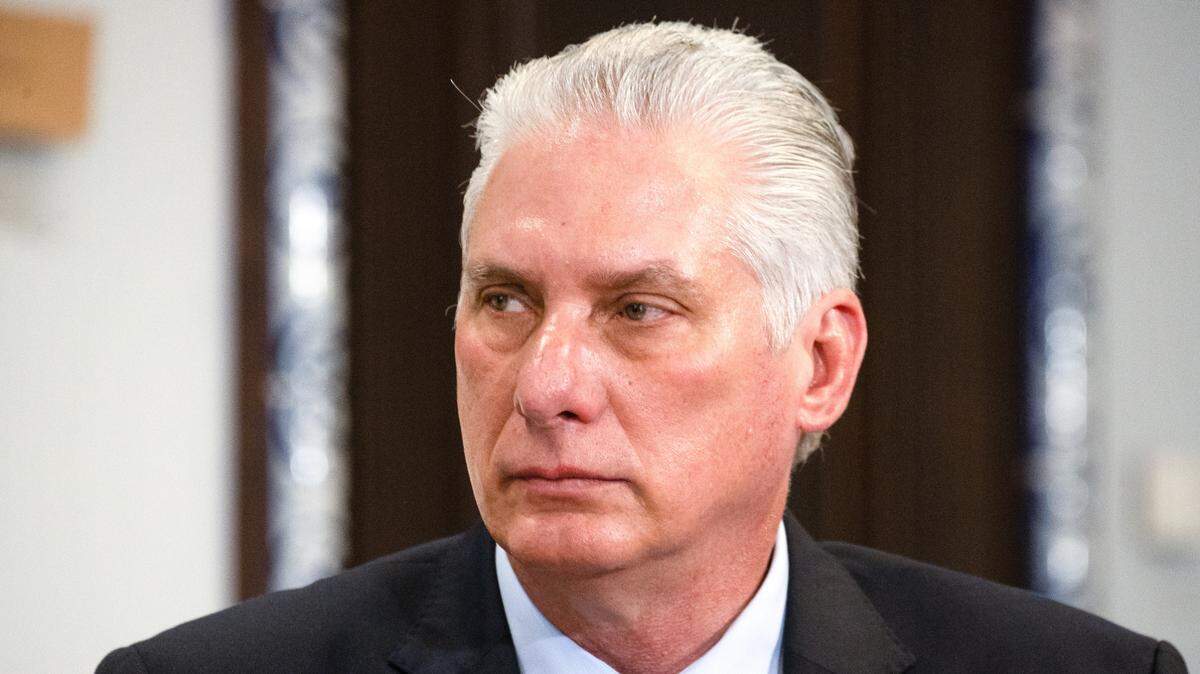 Foto de archivo. El gobernante de Cuba, Miguel Díaz-Canel, aseguró este jueves que el tarifazo en la telefonía móvil se va a mantener a grandes rasgos, pese a las críticas mayoritarias en la población.
