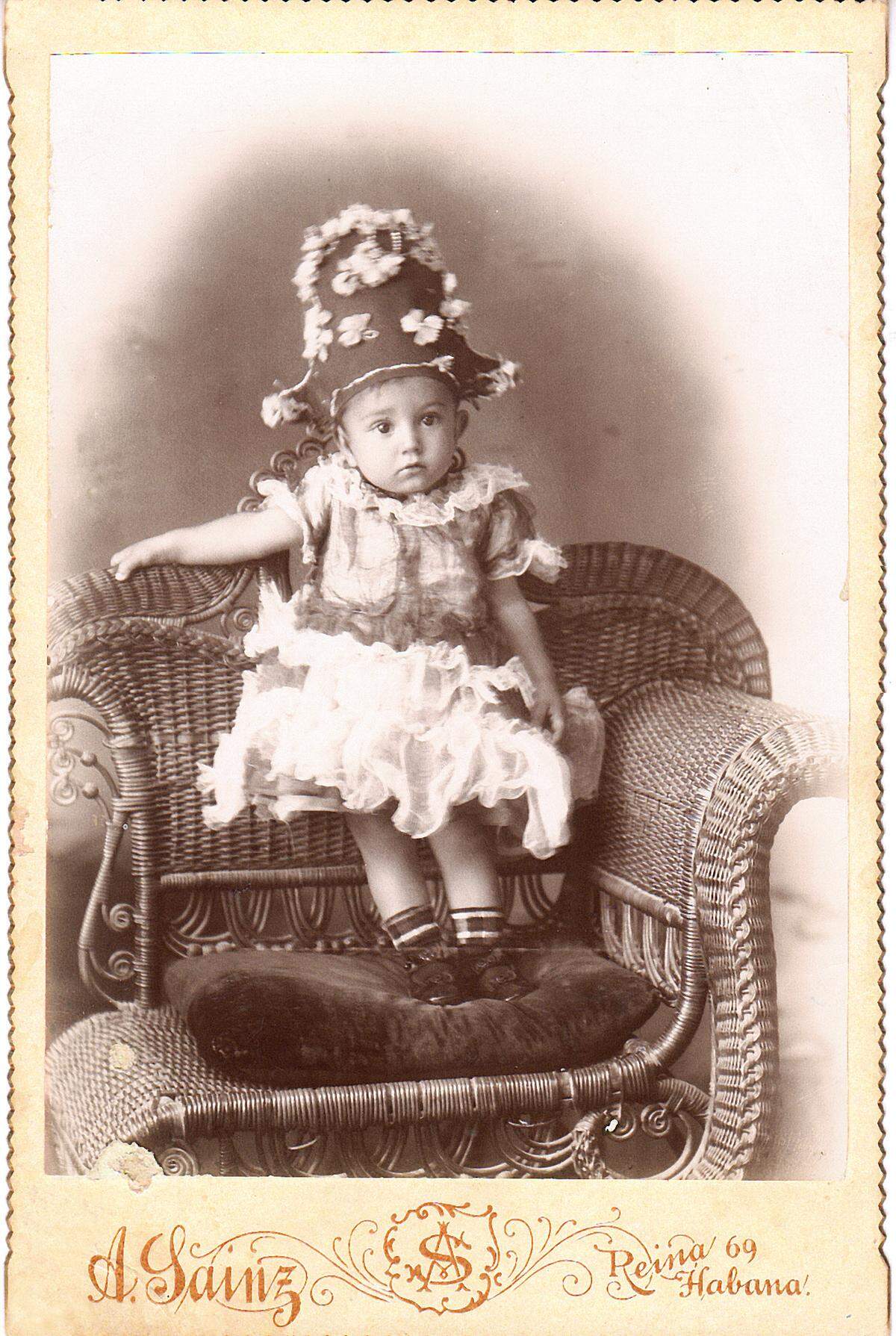 Niña con disfraz.&nbsp; Foto a la albúmina&nbsp;por A. Sainz, Reina 69, Habana.&nbsp; 