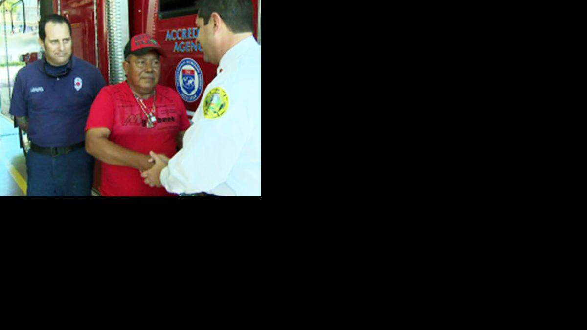  Perdomo y saluda a los héroes que arriesgaron sus vidas para salvar la suya. Cortesía CBS4