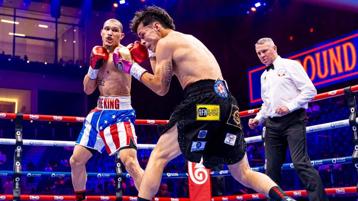 Brayan León (izq.) dio un paso importante en su desarrollo al imponerse con autoridad el sábado a un fogoso Aaron Rocha Guerrero en la cartelera Fatal Fury en Arabia Saudita.
