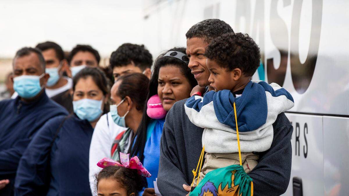 Un grupo de inmigrantes venezolanos espera para abordar un autobús que los llevará desde El Paso, Texas, a la Ciudad de Nueva York, el 23 de noviembre de 2022.