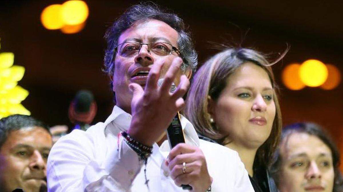 El candidato de izquierdas a la Presidencia de Colombia Gustavo Petro (c) cierra su campaña presidencial el jueves 17 de mayo de 2018, en Bogotá (Colombia).