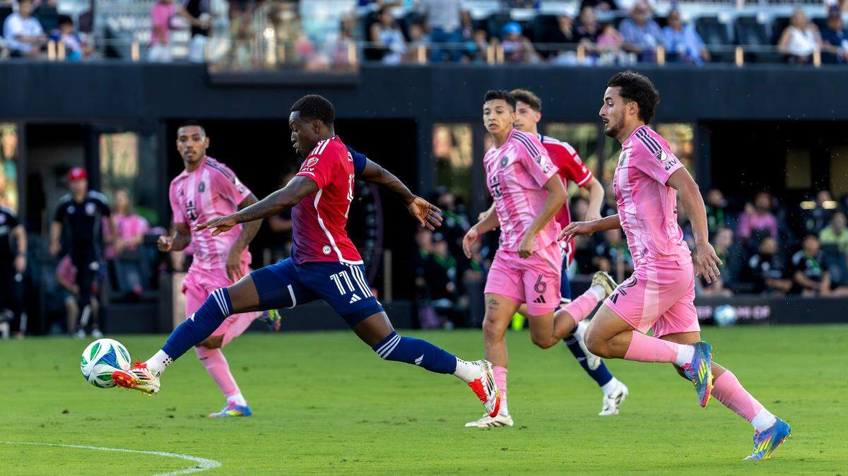 El jugador de FC Dallas Anderson Julio (11) conduce el balón ante la defensa del Inter Miami, en el partido de la MLS celebrado el 27 de abril de 2025 en Fort Lauderdale, Florida.