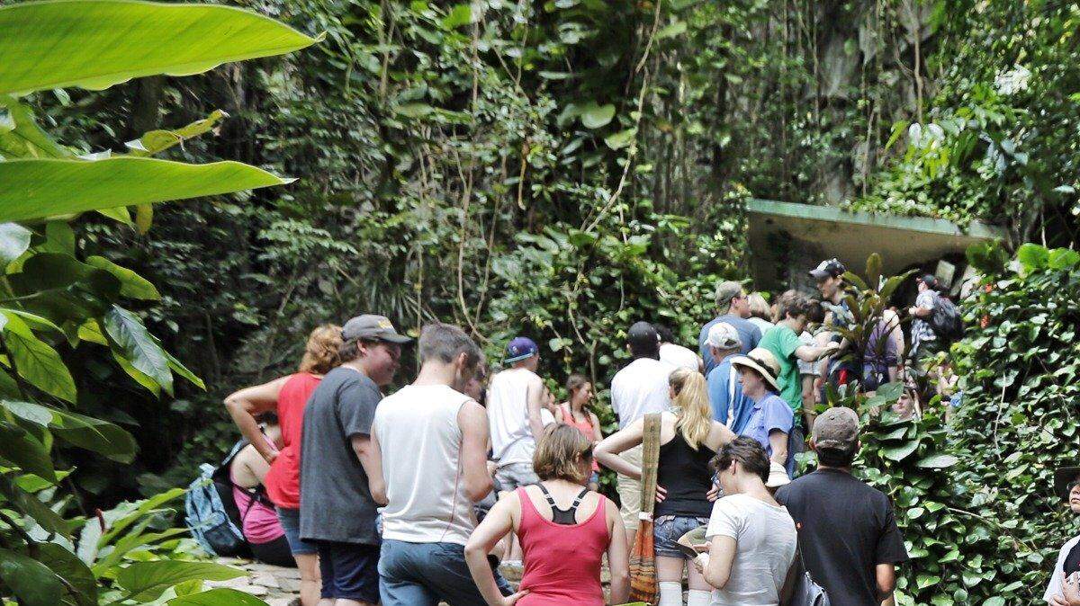 Un grupo de turistas en la Cueva del Indio en Viñales, Cuba. 