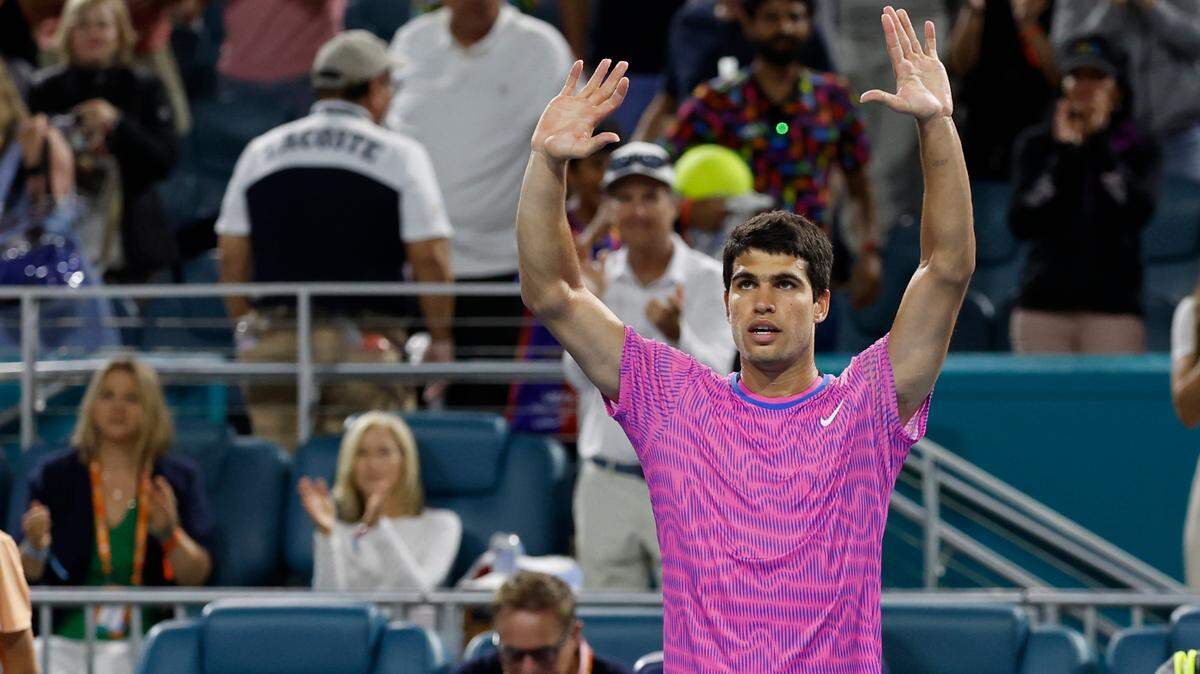 Carlos Alcaraz (ESP) saluda a la multitud después de ganar su partido contra Roberto Carballes Baena (ESP) en el Abierto de Miami en el Hard Rock Stadium. 23 de marzo de 2024.