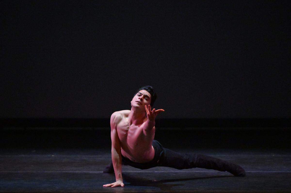 El Primer Bailarín de la Compañía Nacional de Danza de México, Argenis Uriel Montalvo, interpreta, “Pavana”. 