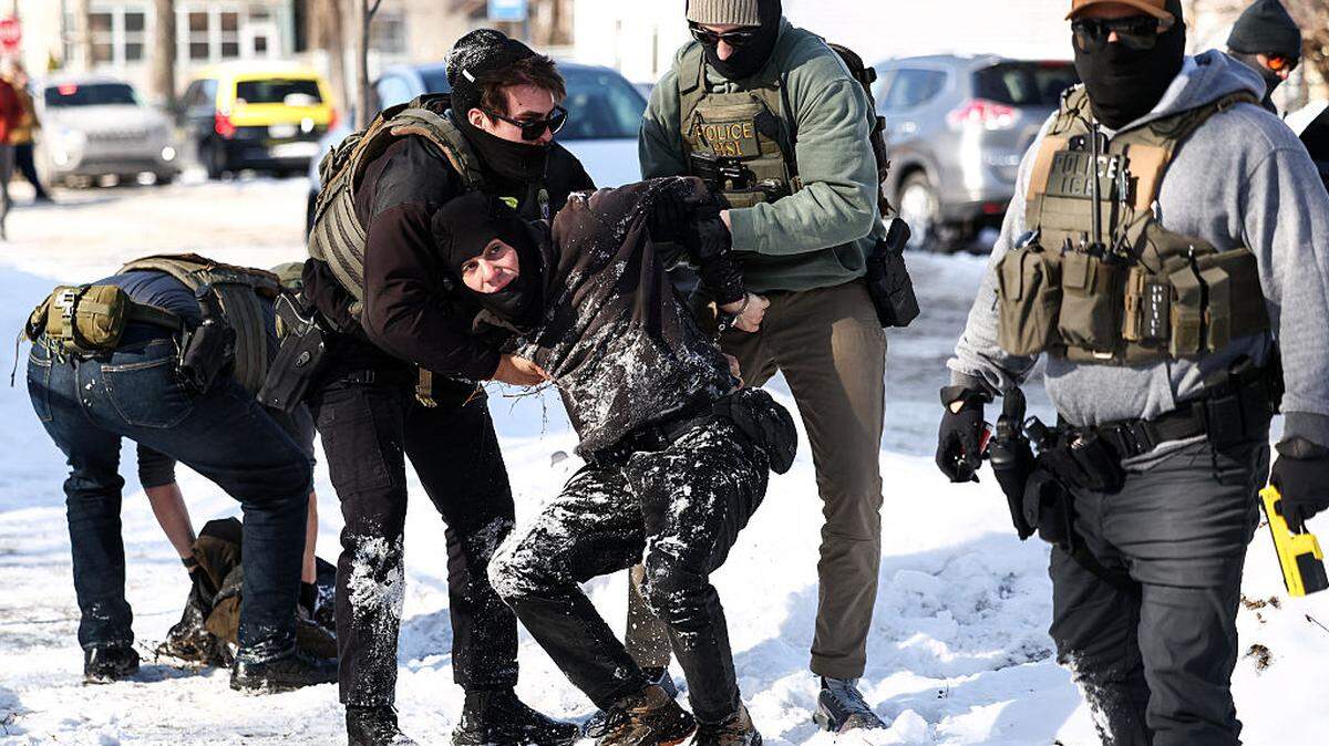 Agentes federales detienen a un hombre que protestaba en contra de las redadas migratorias de ICE y la Patrulla Fronteriza, el 3 de febrero de 2026, en Minneapolis, Minnesota.