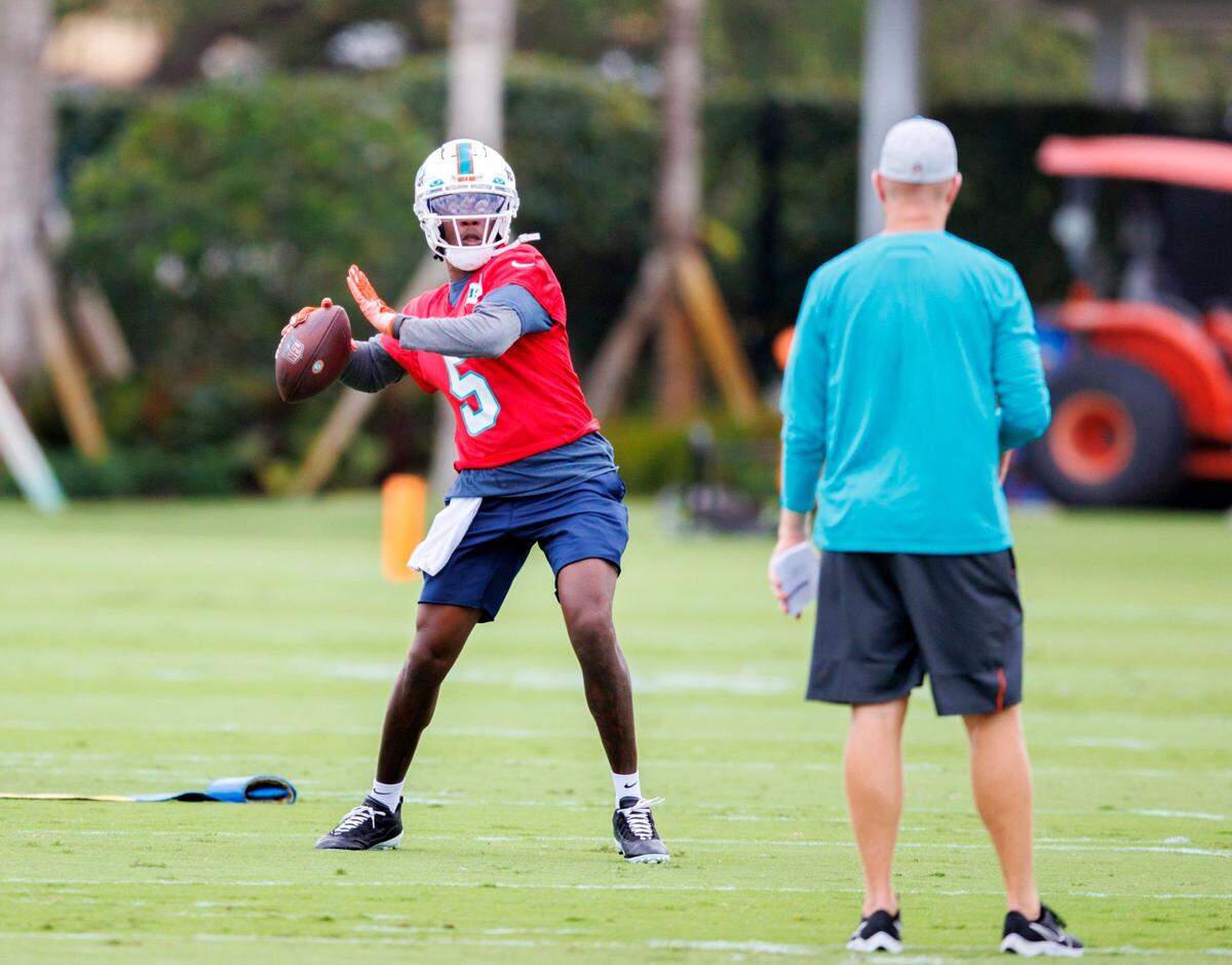 El quarterback de los Dolphins Teddy Bridgewater lanza un pase en una práctica en el centro de entrenamiento del equipo en el Hard Rock Stadium, en Miami Gardens, Florida, el 24 de mayo de 2022.