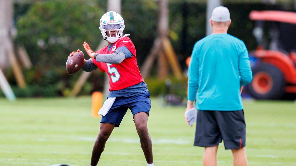 El quarterback de los Dolphins Teddy Bridgewater lanza un pase en una práctica en el centro de entrenamiento del equipo en el Hard Rock Stadium, en Miami Gardens, Florida, el 24 de mayo de 2022.