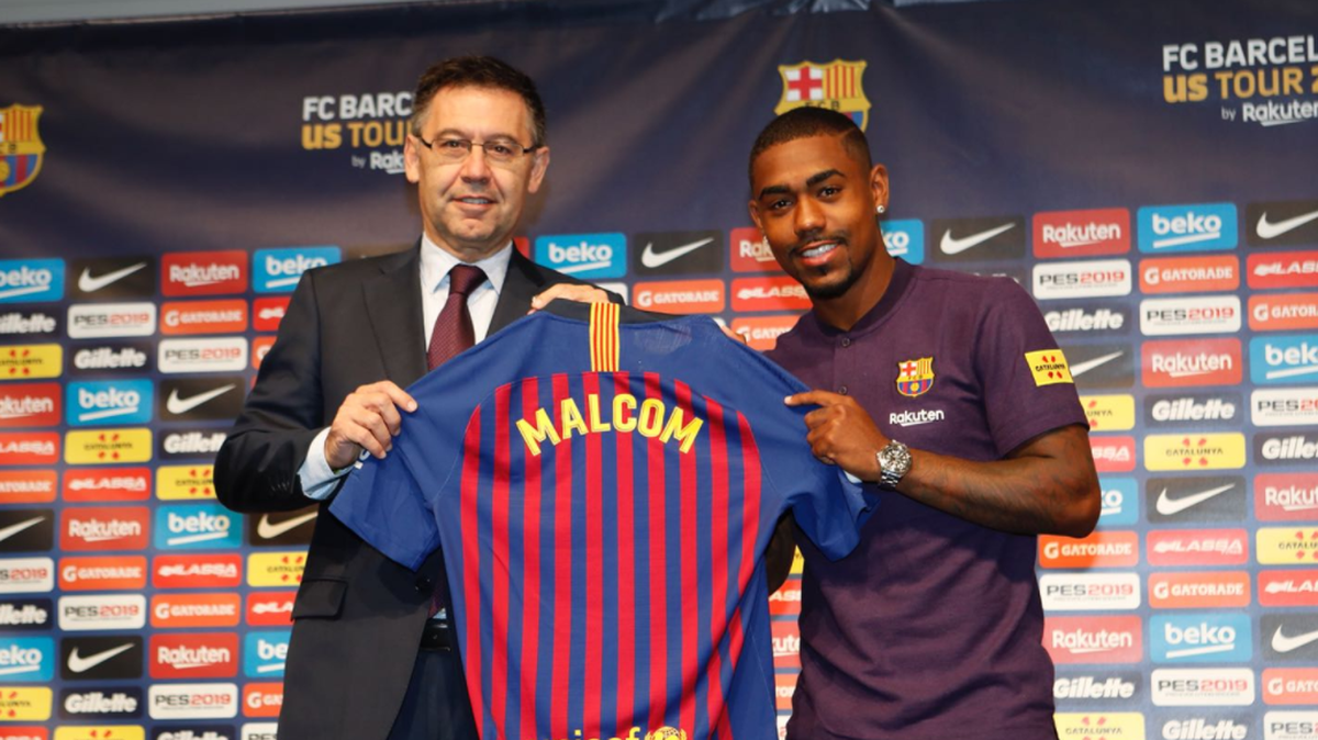 El extremo brasileño Malcom Filipe Silva de Oliveira (der.) durante su presentación como jugador de Barcelona en la ciudad estadounidense de Portland, en Oregón, el jueves 26 de julio de 2018.