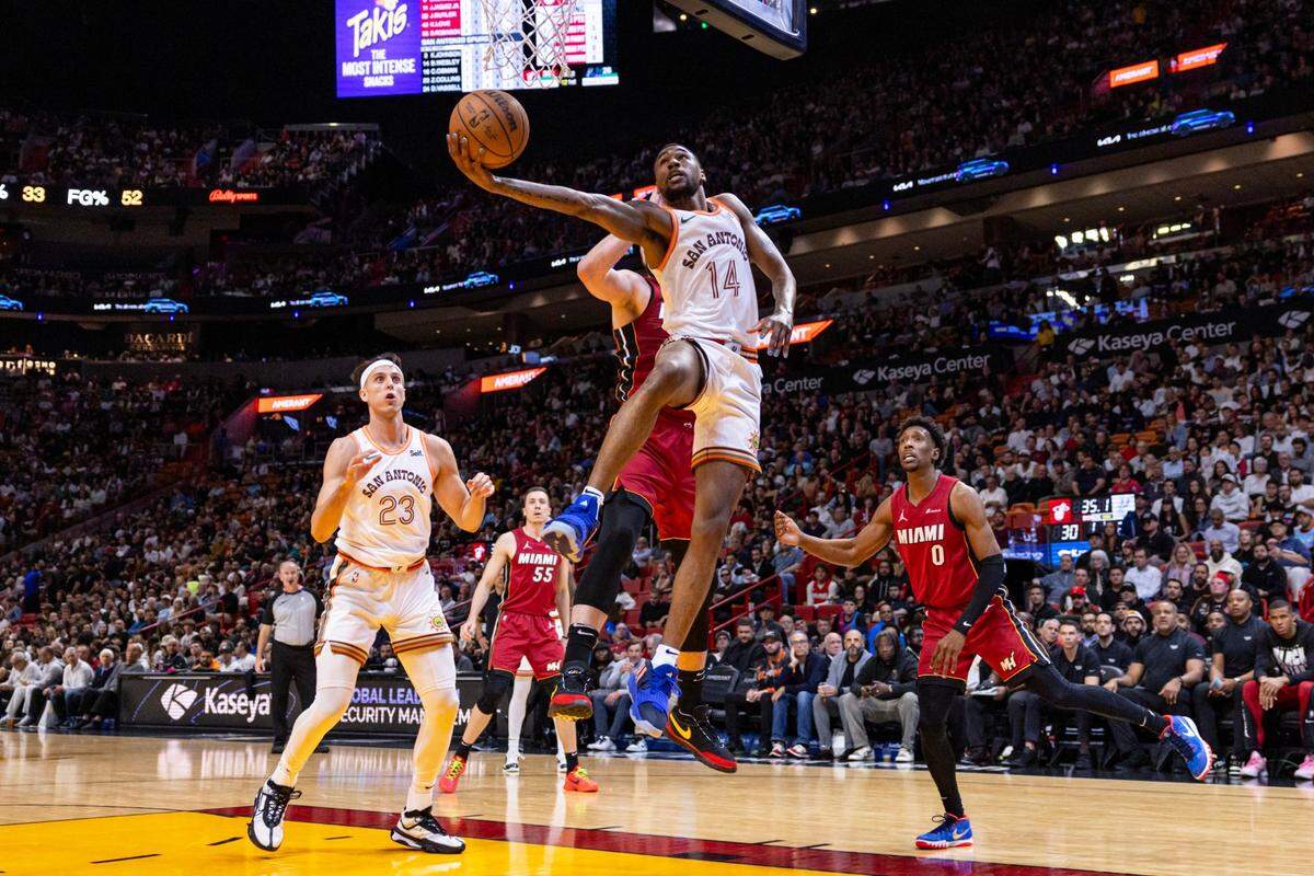 El jugador de los Spurs de San Antonio Blake Wesley entra al aro ante la marca de Kevin Love, del Heat, en el partido celebrado el 7 de febrero de 2024 en Miami.
