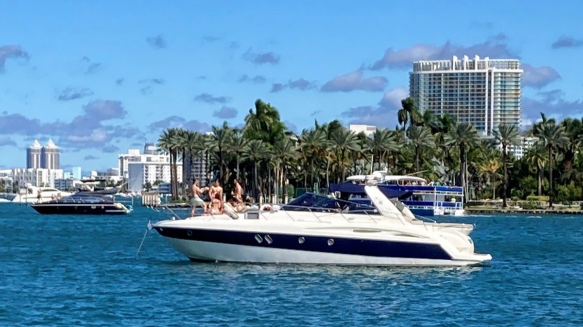 Ubicados justo en el medio de las mejores áreas de navegación, este barco brinda un abordaje conveniente y fácil acceso a toda la hermosa bahía de Miami Biscayne.