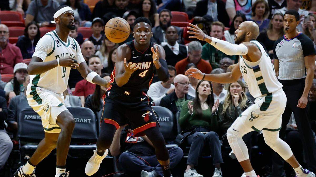 El jugador del Heat pasa la pelota ante la marca de Bobby Portis (9) y Jevon Carter, de los Bucks de Milwaukee, en el partido celebrado el 12 de enero de 2023 en Miami.