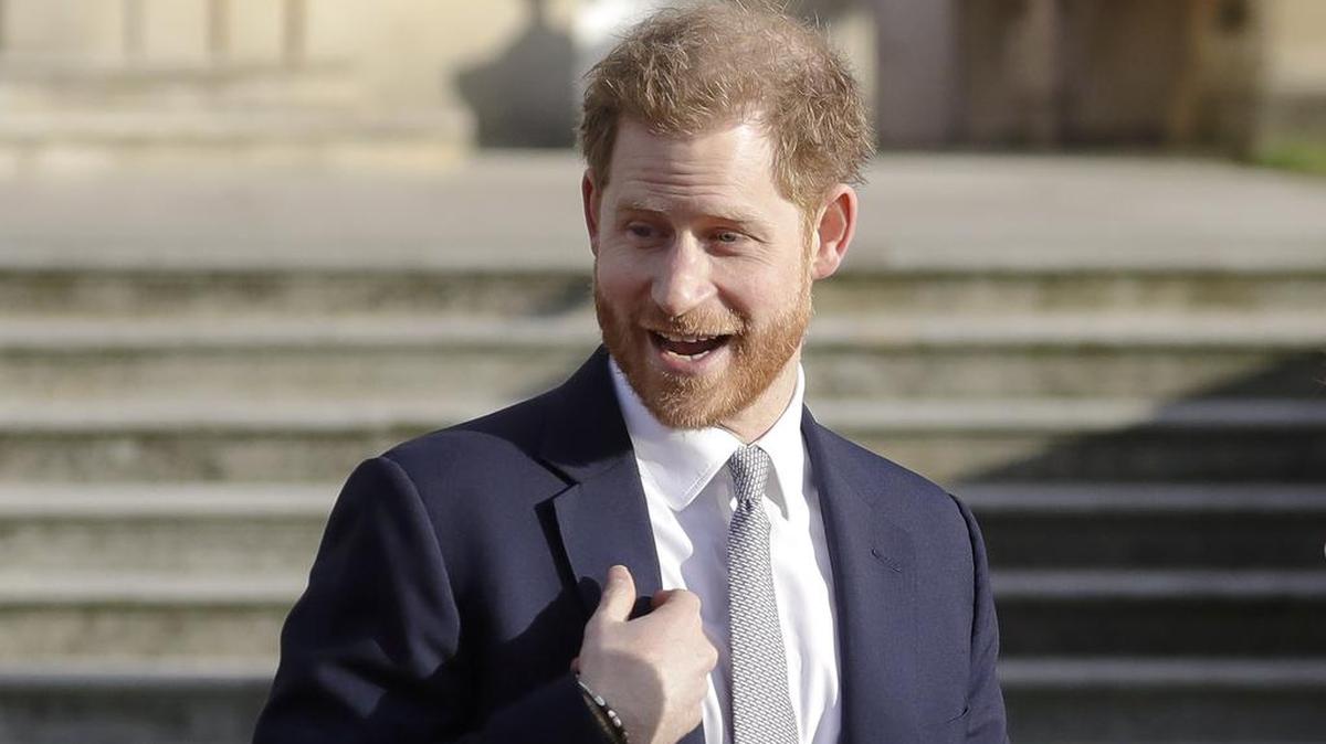 En esta fotografía de archivo del jueves 16 de enero de 2020, el príncipe Harry de Gran Bretaña hace gestos en los jardines del Palacio de Buckingham en Londres. 