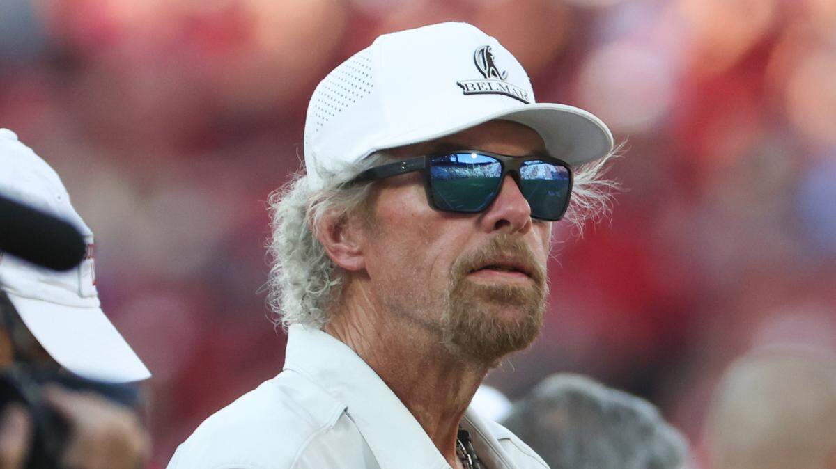 El cantante y animador country Toby Keith al margen durante el partido entre los Sooners de Oklahoma y los Mustangs Metodistas del Sur en el Estadio Memorial Gaylord Family-Oklahoma.