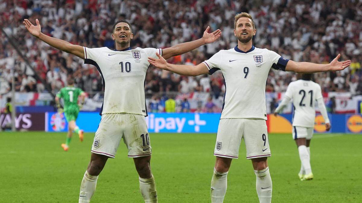 Los goleadores de Inglaterra Jude Bellingham, (izq.() y Harry Kane celebran el empate 1-1 ante Eslovaquia este 30 de junio de 2024, Renania del Norte-Westfalia, Gelsenkirchen, en la ronda de octavos de la Eurocopa 2024.