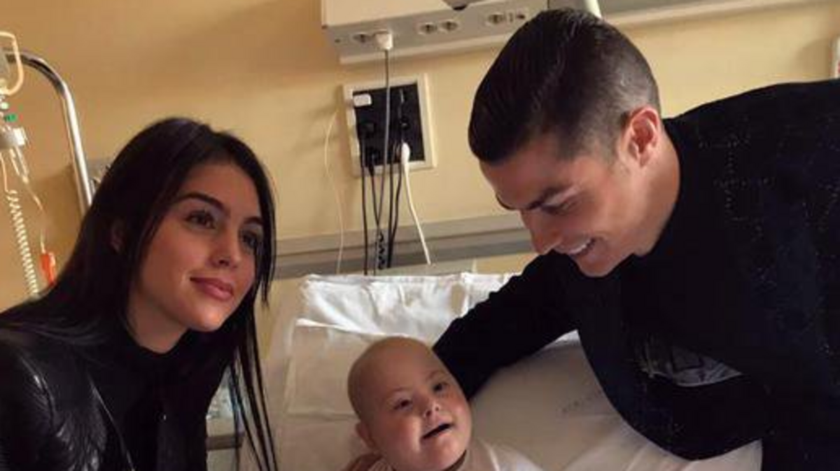 Cristiano Ronaldo y su novia Georgina Rodríguez visitaron y repartieron regalos a los niños ingresados en el departamento de oncología y hematología pediátrica del hospital turinés Regina Margherita, el 24 de diciembre de 2018.