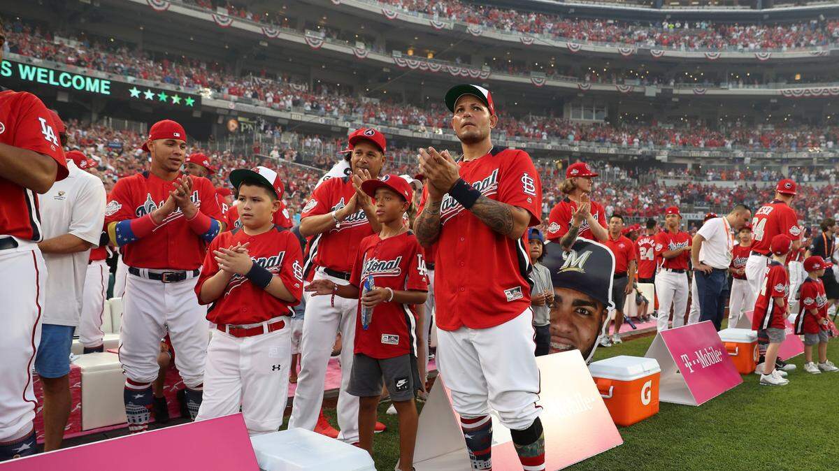 Yadier Molina (der.) observa el Derby de Jonrones celebrado el 16 de juluio de 2018, en Washington.