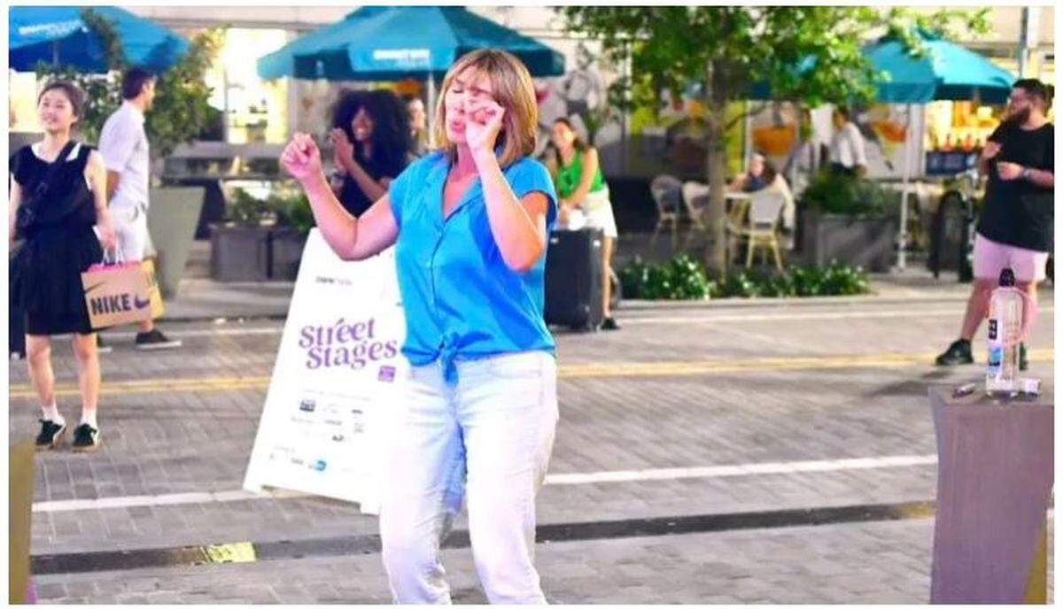 Bailando en las calles de Miami, en E. Flagler St., (Frente a Lost Boy y Over Under).