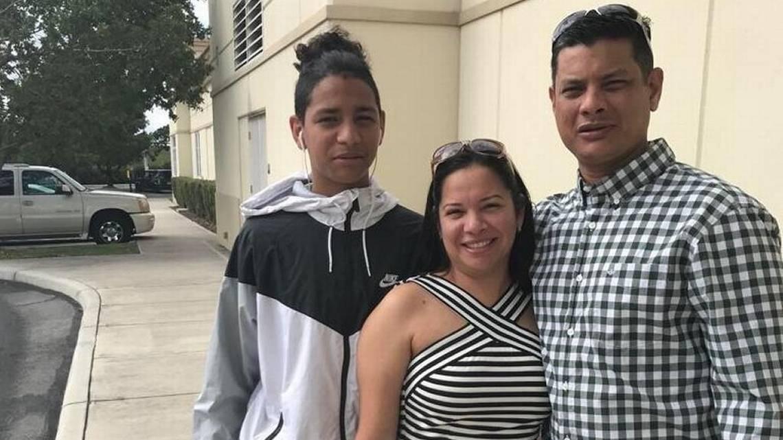 Anthony Borges junto a sus padres. El estudiante resultó herido durante el tiroteo en la Marjory Stoneman Douglas High School el 14 de febrero pasado.