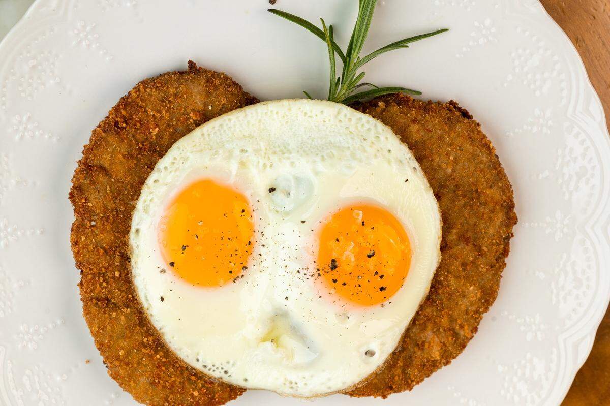 Milanesa con huevos fritos