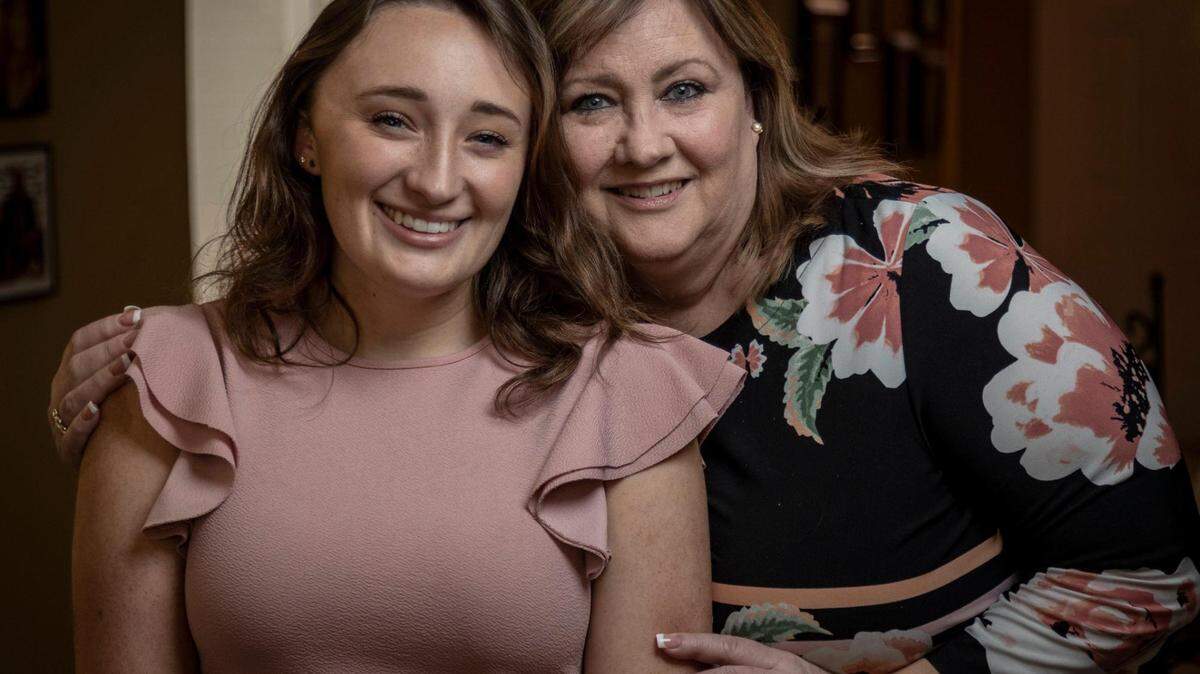 Cheri Pribyl, (dcha) junto a su hija Rachel Pribyl. La abuela, madre y varias tías de Cheri Pribyl murieron de cáncer de colon o cáncer de seno. Luego de unas pruebas genéticas descubrió que tenía la mutación del síndrome de Lynch, que aumenta las posibilidades de desarrollar cáncer. También la tienen sus hijas.