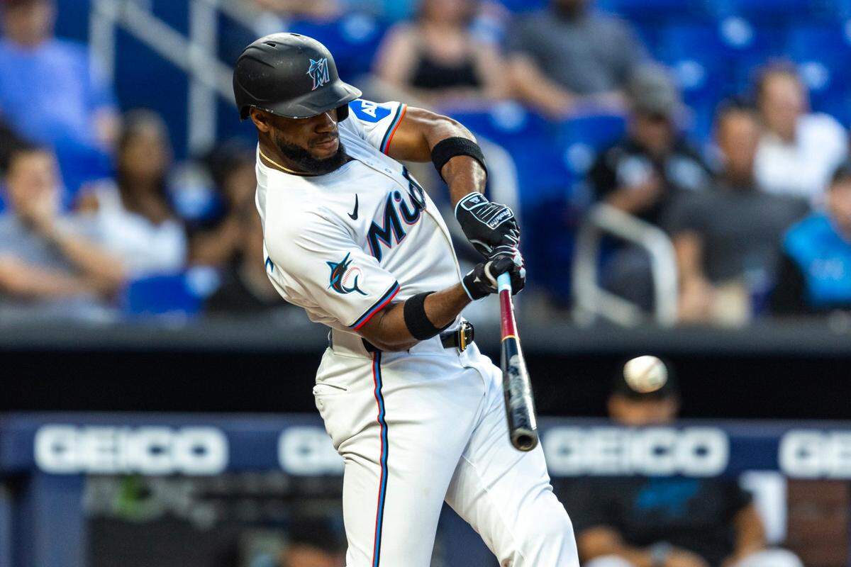 El jardinero de los Marlins Bryan de la Cruz batea un doble en el cuarto inning del partido ante los Gigantes de San Francisco, celebrado el 16 de abril de 2024 en Miami.