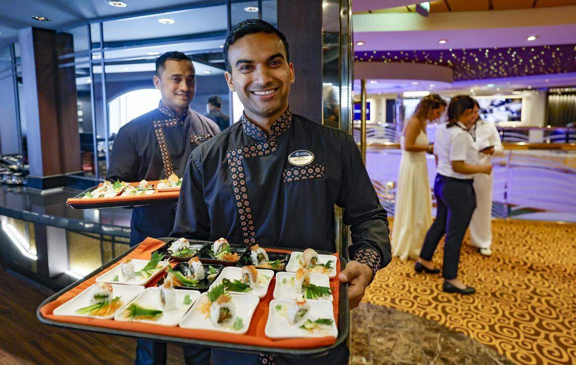 Adiya sirve sushi en el nuevo restaurante Kaito Sushi.