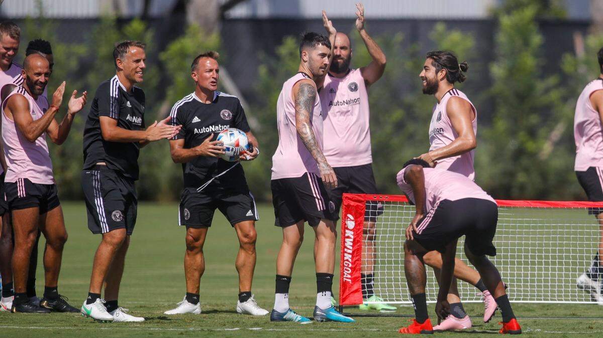 El entrenador del Inter Miami Phil Neville (izq.) y el resto de los jugadores felicitan al mexicano Rodolfo Pizarro (der.) por ganar en un ejercicio de entrenamiento, el 15 de julio de 2021 en Fort Lauderdale, Florida.