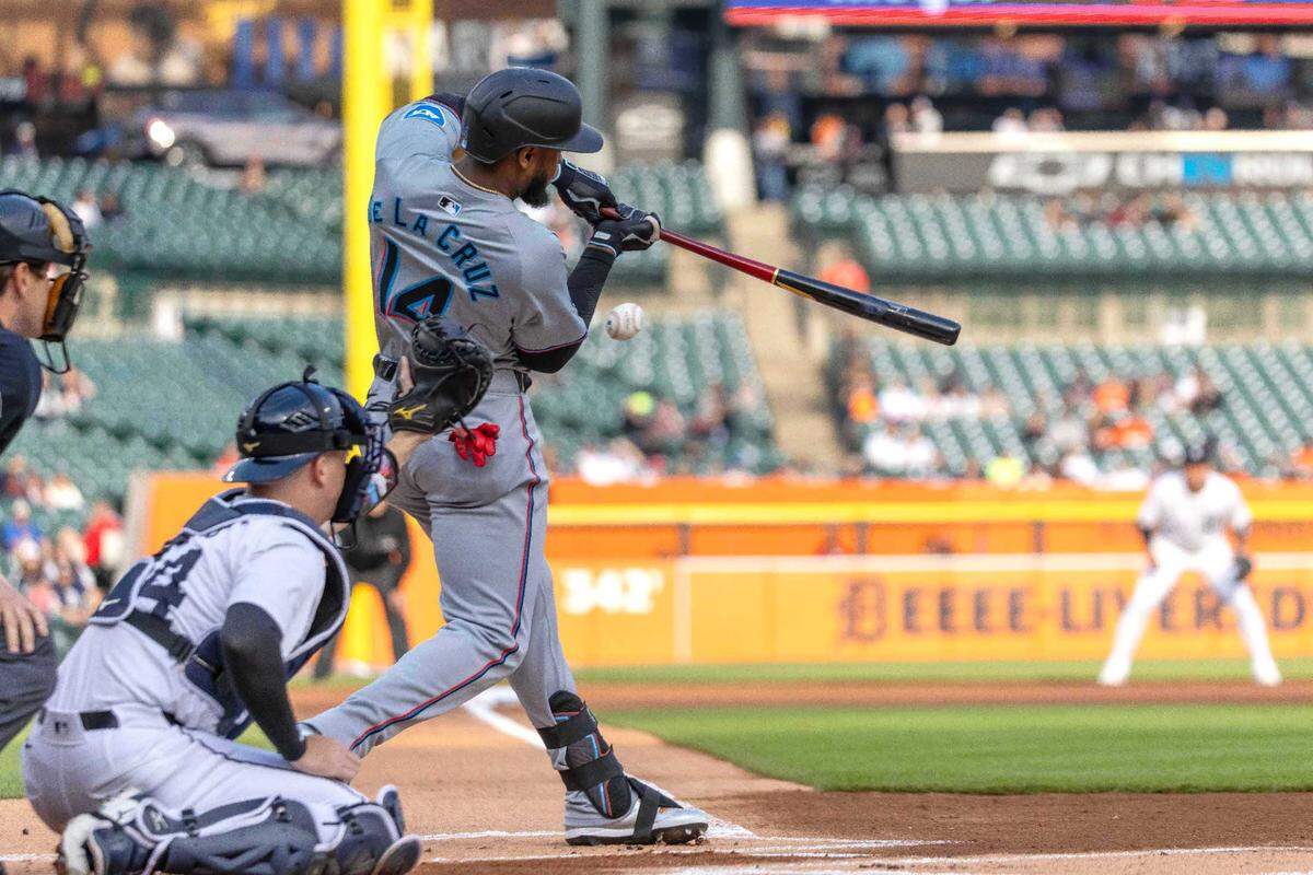 El jardinero de los Marlins de Miami Bryan de la Cruz batea en el primer inning del partido ante los Tigres, celebrado el 14 de mayo de 2024 en Detroit.