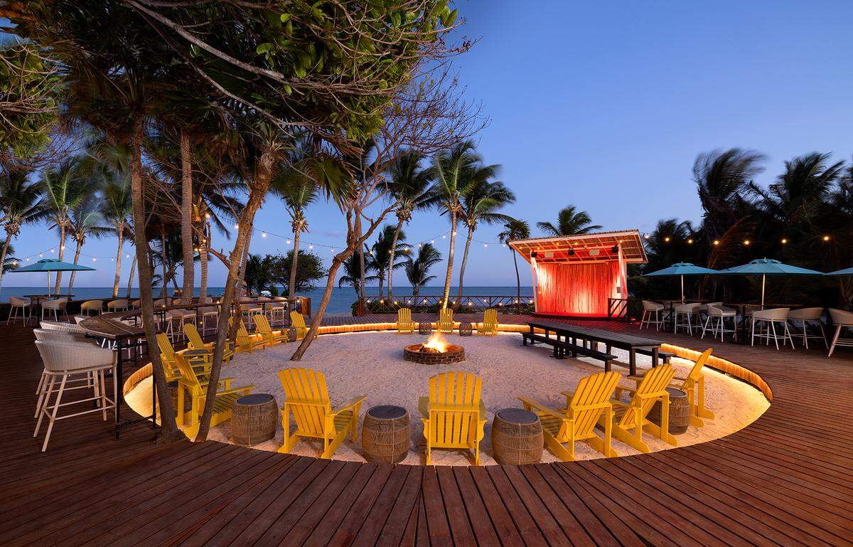 Fogata nocturna en Margaritaville Belize.
